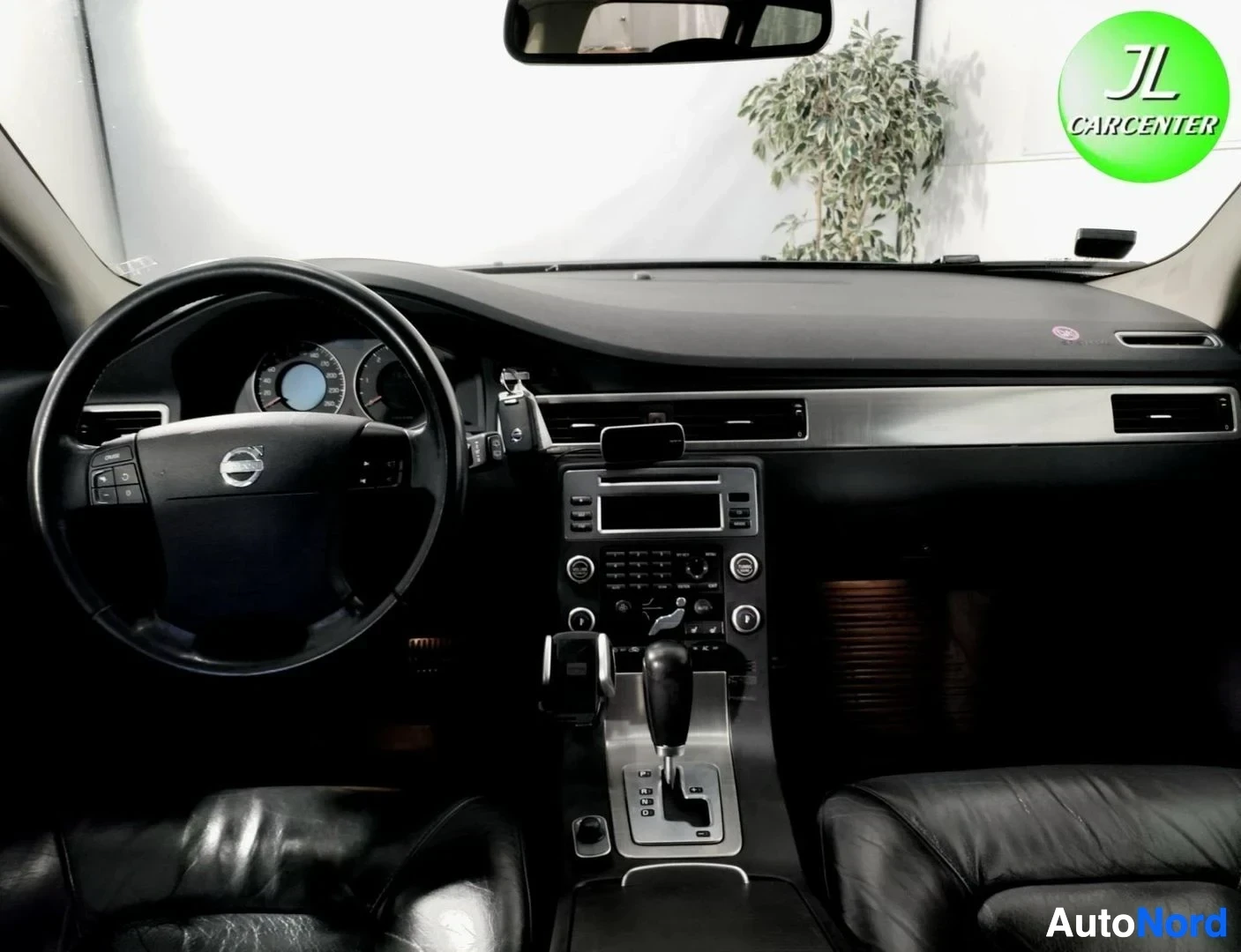 Ohjaamo: Kojelauta ja keskikonsoli edestä: Volvo-ohjauspyörä, automaattivaihteen keila, radio ja ilmastointiautomaatin säädöt.