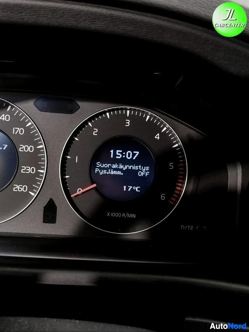 Muu: Kojelaudan mittarit lähikuvassa, näytössä kello 15:07, teksti 'Suorakäynnistys Pysämm. OFF' ja lämpötila 17°C.