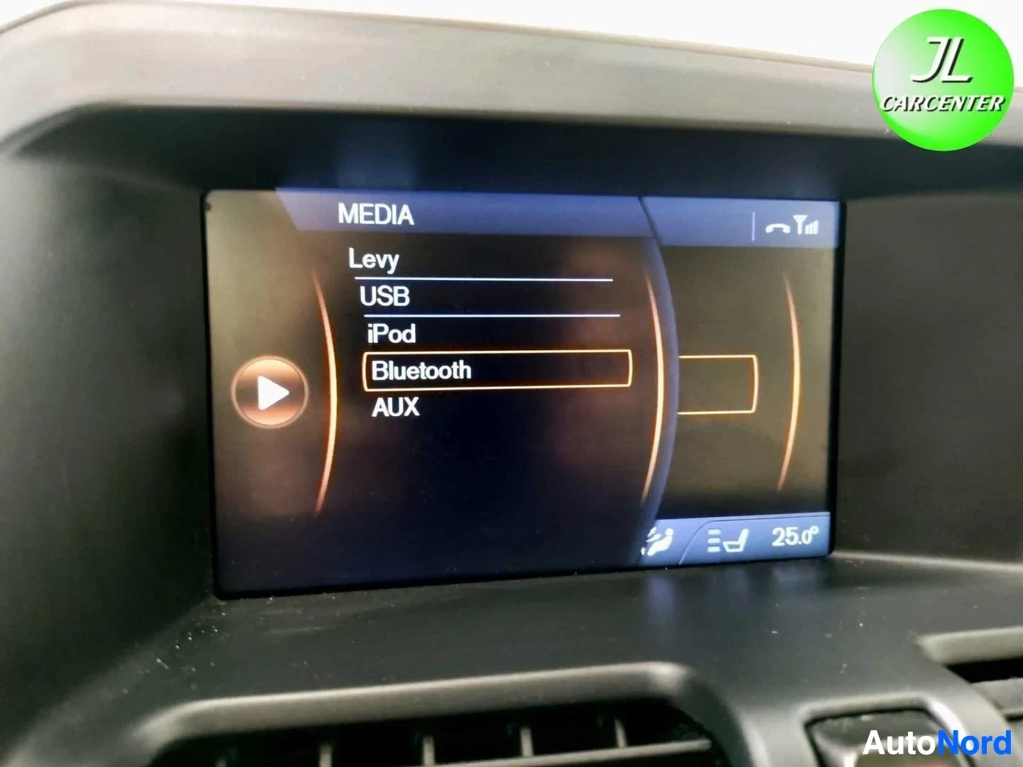 Yksityiskohta: Kojeiston näyttö, MEDIA-valikko vaihtoehdoilla Levy, USB, iPod, Bluetooth ja AUX