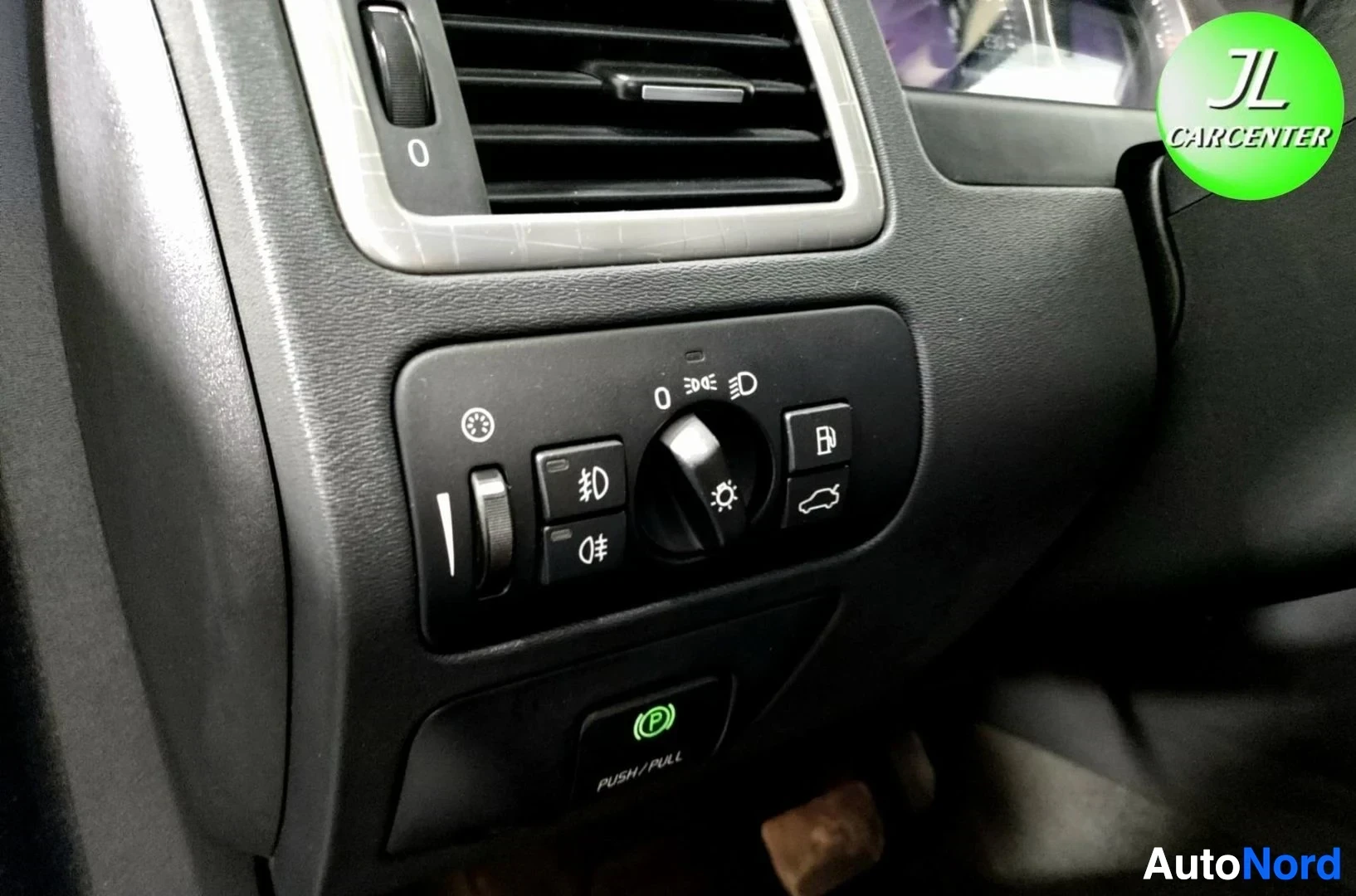 Yksityiskohta: Valokytkimen paneeli, sumuvalot ja Electronic Parking Brake PUSH/PULL-nappi.