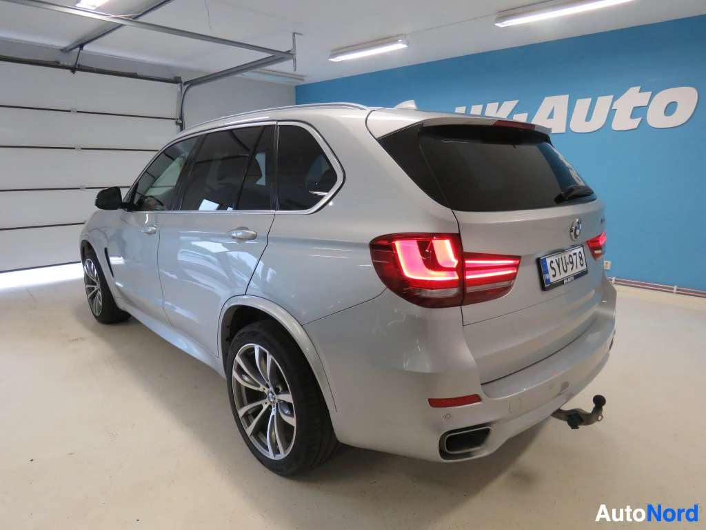 Takaviisto: BMW X5 takakulmasta vasemmalta, vetokoukku näkyvissä