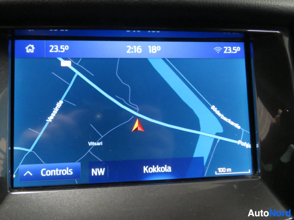 Sivulta: Kojelaudan infotainment-näyttö näyttää navigointikarttaa Kokkolan alueella, kellonaika 2:16.
