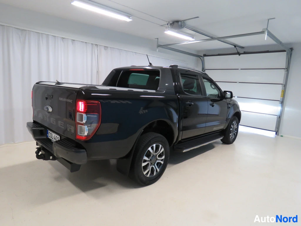 Takaviisto: Ford Ranger -pickupin takaosa ja kylki kolmeneljännäkymästä takaa vasemmalta.