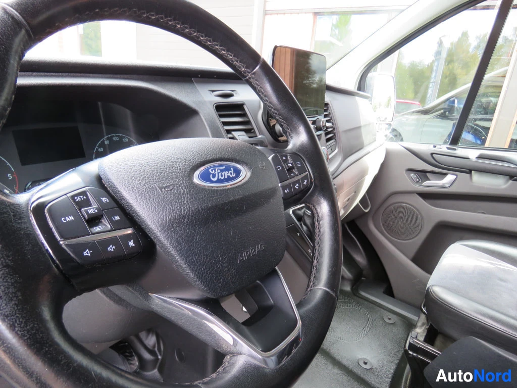 Muu: Auton sisätilat: Ford-merkillinen ohjauspyörä, jonka puhallinten takana mittaristo ja kojelaudan näyttö. Ohjauspyörän puhallimissa SET+, RES, CAN, SET- ja LIM -