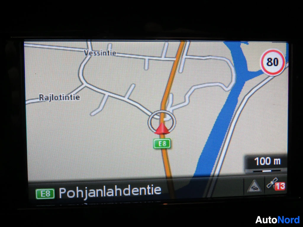 Yksityiskohta: Navigointijärjestelmän näyttö, jolla näkyy kartta ja reitti Pohjanlahdentielle, nopeusrajoitus 80.