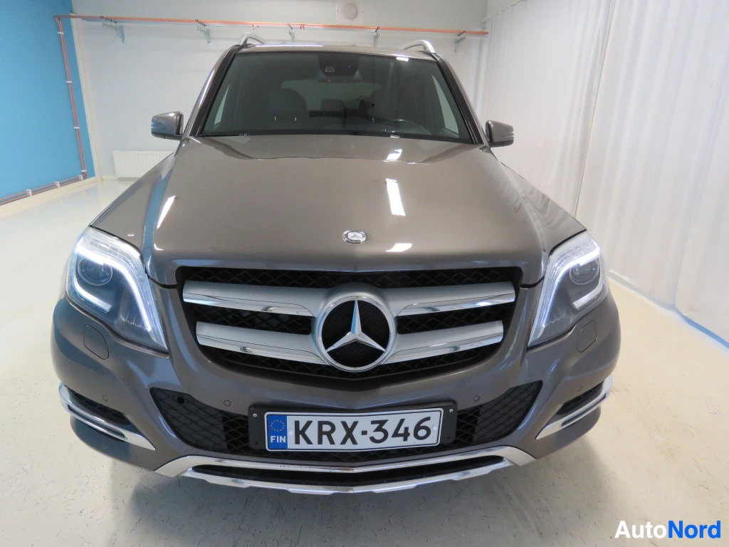 Edestä: Mercedes-Benz GLK edestäpäin kuvattuna, etusäleikkö ja Mercedes-tähti näkyvät, rekisterikilpi.