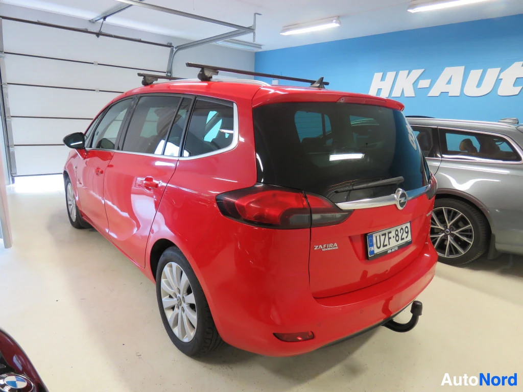Takaviisto: Auton takakulma: punainen Opel Zafira, jäähakavirttinä ja kattotelineet näkyvissä.