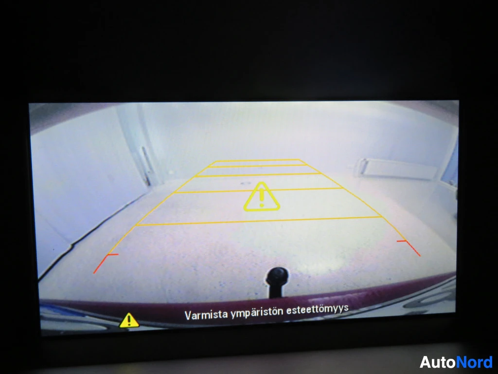 Muu: Takinoston kameraa näyttävä infotainment-näyttö varoitustekstillä
