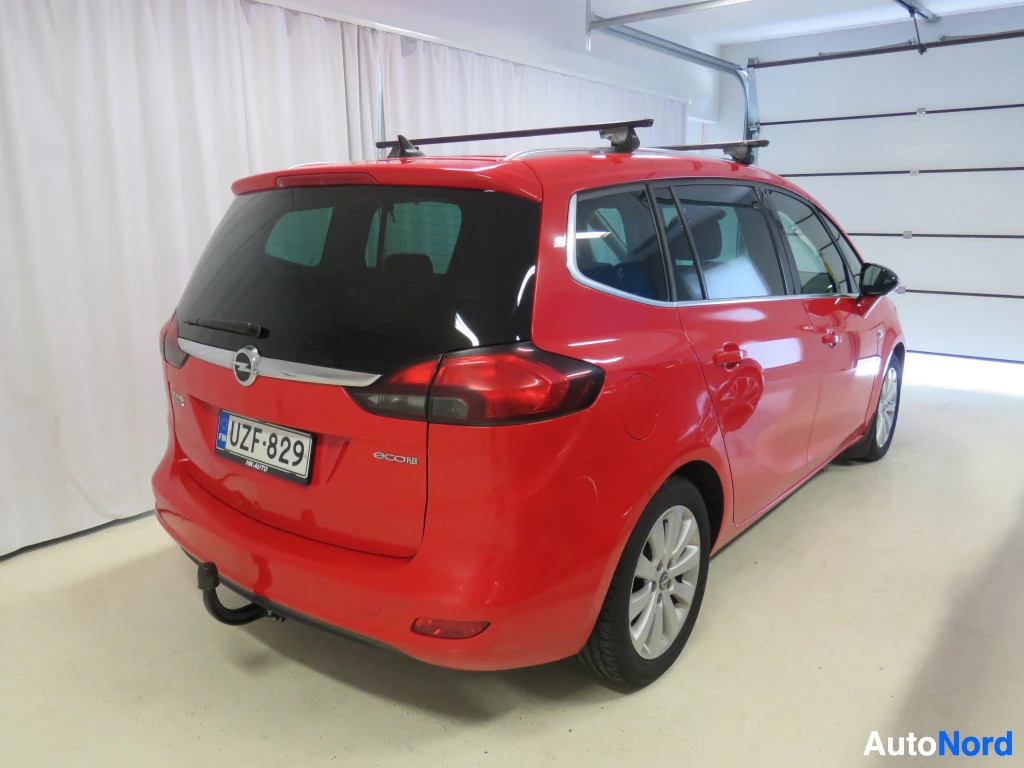 Takaviisto: Auton takakulma oikealta: punainen Opel Zafira, ecoFLEX-tarra ja vetokoukku näkyvissä.