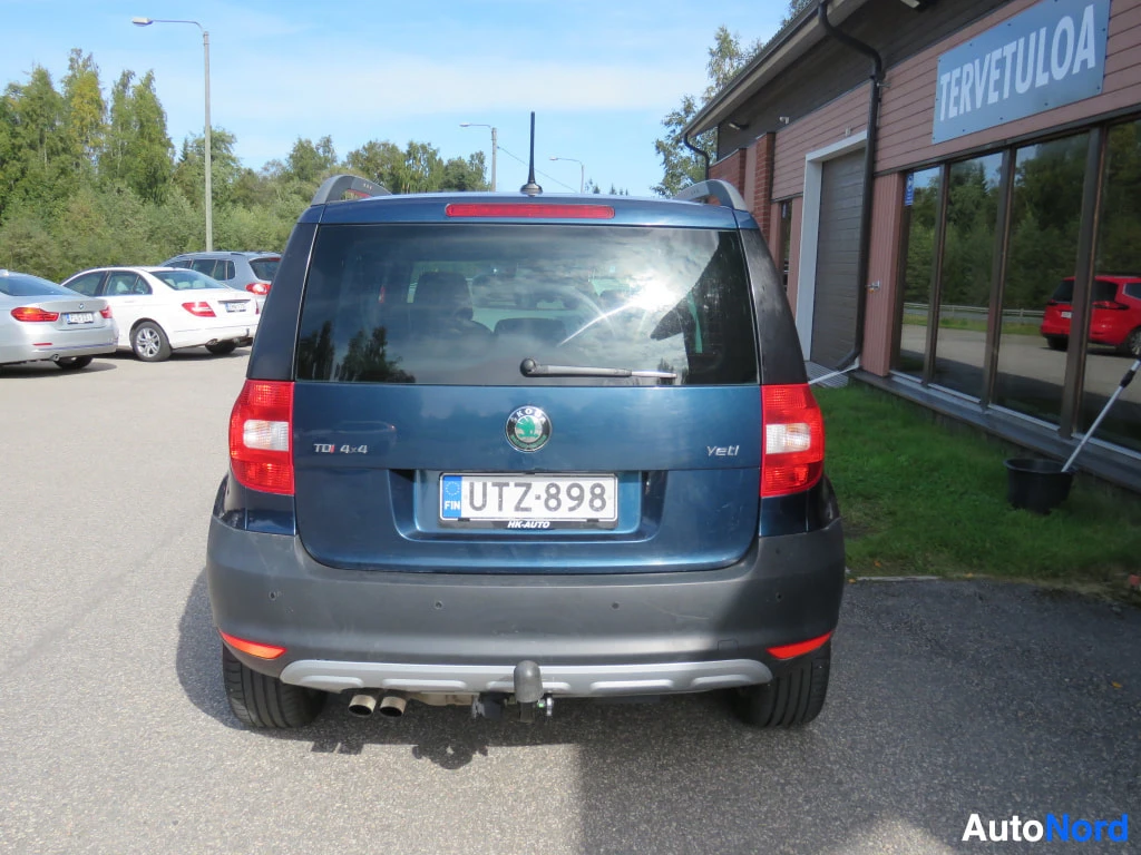 Takaa: Sinisenharmaa Škoda Yetin takapuoli, rekisterikilpi, TDI 4x4- ja Yeti-tekstit takaluukussa.