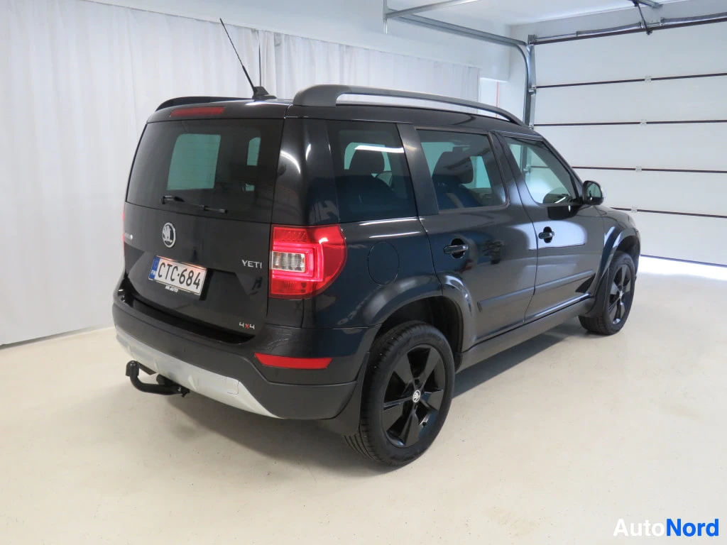 Takaviisto: Musta Skoda Yeti takaa kuvattuna; rekisteritunnus ja takavalo näkyvät.