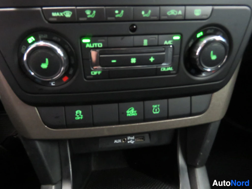 Muu: Ilmastointipaneeli AUTO- ja DUAL-merkinnöillä sekä AUX- ja iPod-liitännöillä.