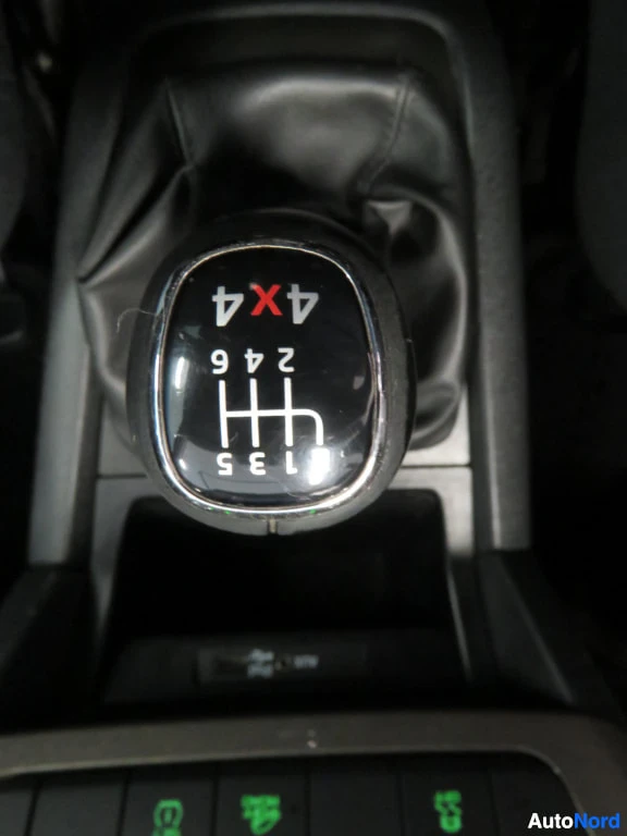 Yksityiskohta: Manuaalivaihteen valitsin, jossa on kuusi vaihdetta ja 4x4-merkintä.