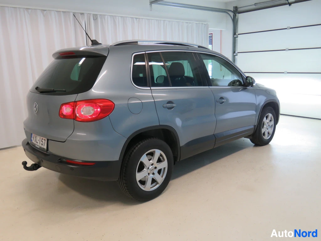 Takaviisto: Volkswagen Tiguan takaviistosta vasemmalta, vetokoukku ja alumiinivanteet näkyvissä.
