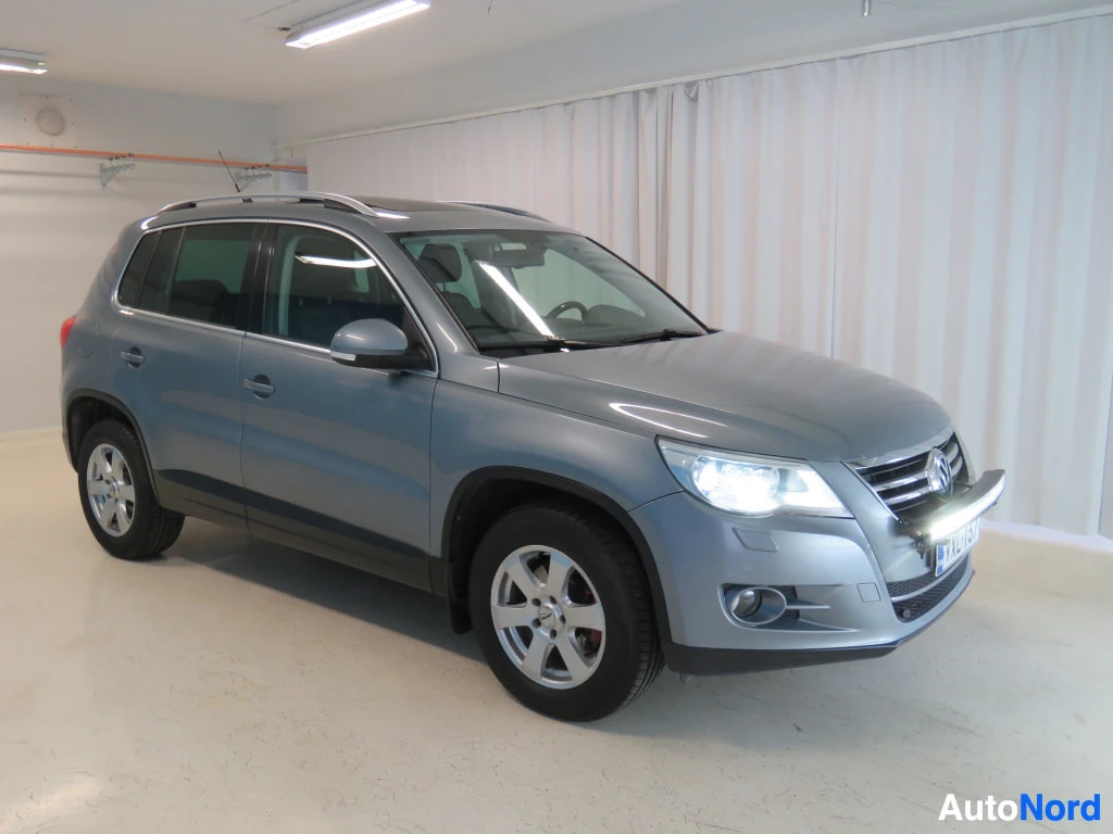 Etuviisto, nokka oikealle: Volkswagen Tiguan etuviistosta oikealta, panssaritankokiinnike keulassa.