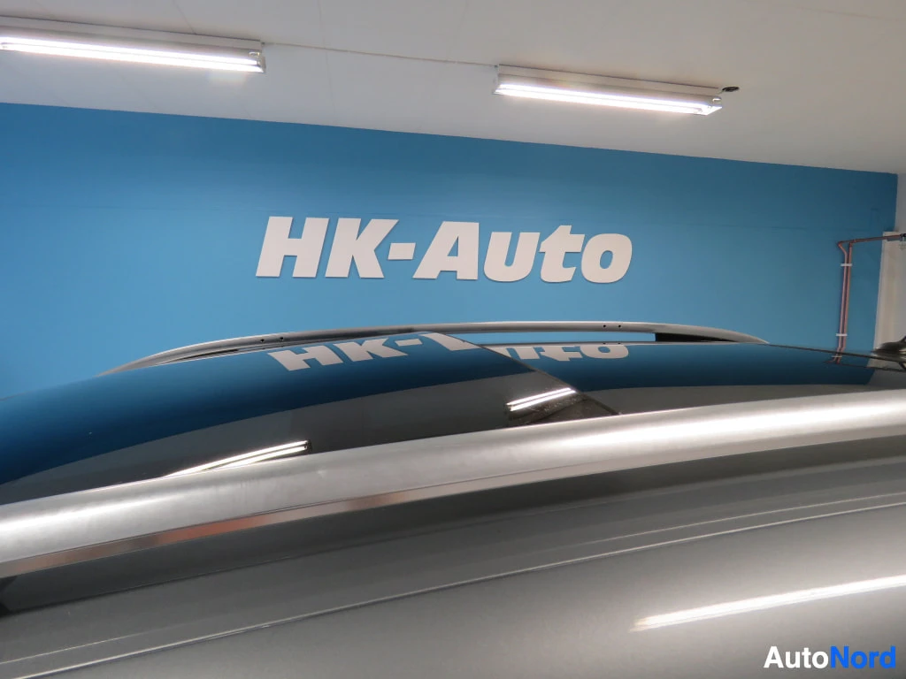 Muu: Kattoluukku ja kattokaaret HK-Auto-mainoksen edessä.