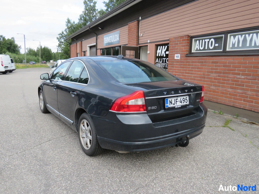 Takaviisto: Volvo S80:n takaosa ja kylki; rekisteri ja irrotettava vetokoukku.