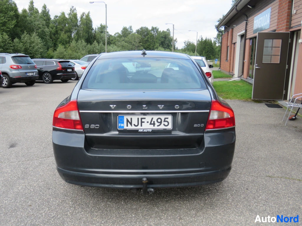 Takaa: Volvo S80 2.0D suoraan takaa; rekisteri ja vetokoukku.