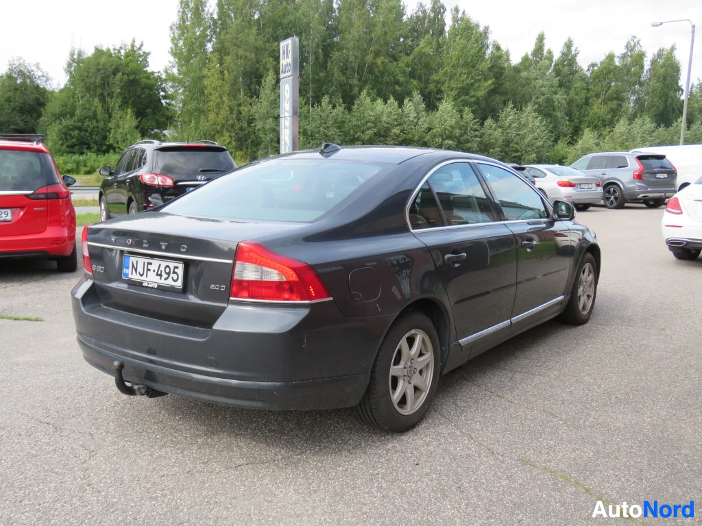 Takaviisto: Volvo S80 -sedanin takakulma pysäköintialueella, rekisteritunnus, peräveto kiinnitetty