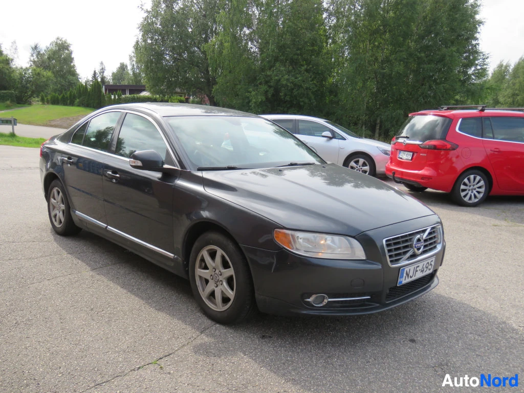 Etuviisto, nokka oikealle: Volvo S80 -sedanin etukulma tummansinertävän harmaalla maalilla, rekisteritunnus