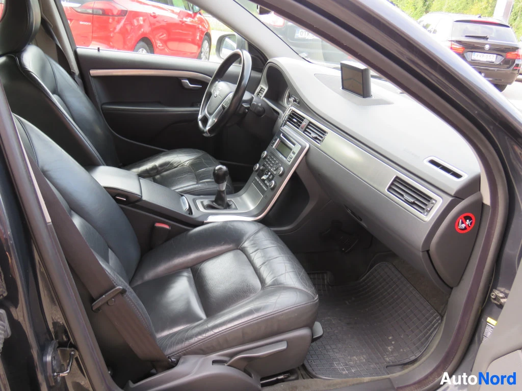 Etuistuimet: Volvo S80:n etuistuimet ja kojelauta mustalla nahkapinnalla, manuaalivaihteisto