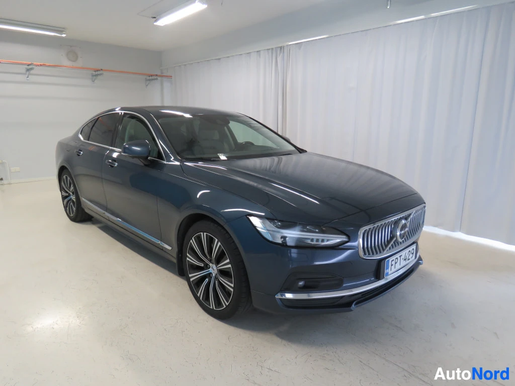 Etuviisto, nokka oikealle: Tummansininen Volvo S90 -sedan etukulmasta oikealta, rekisteritunnus.