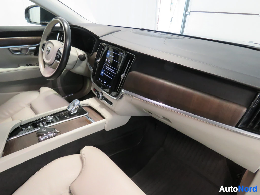 Ohjaamo: Etusisuunta Volvo S90:n ohjaamosta: ohjauspyörä, kosketusnäyttö ja puupaneeli.