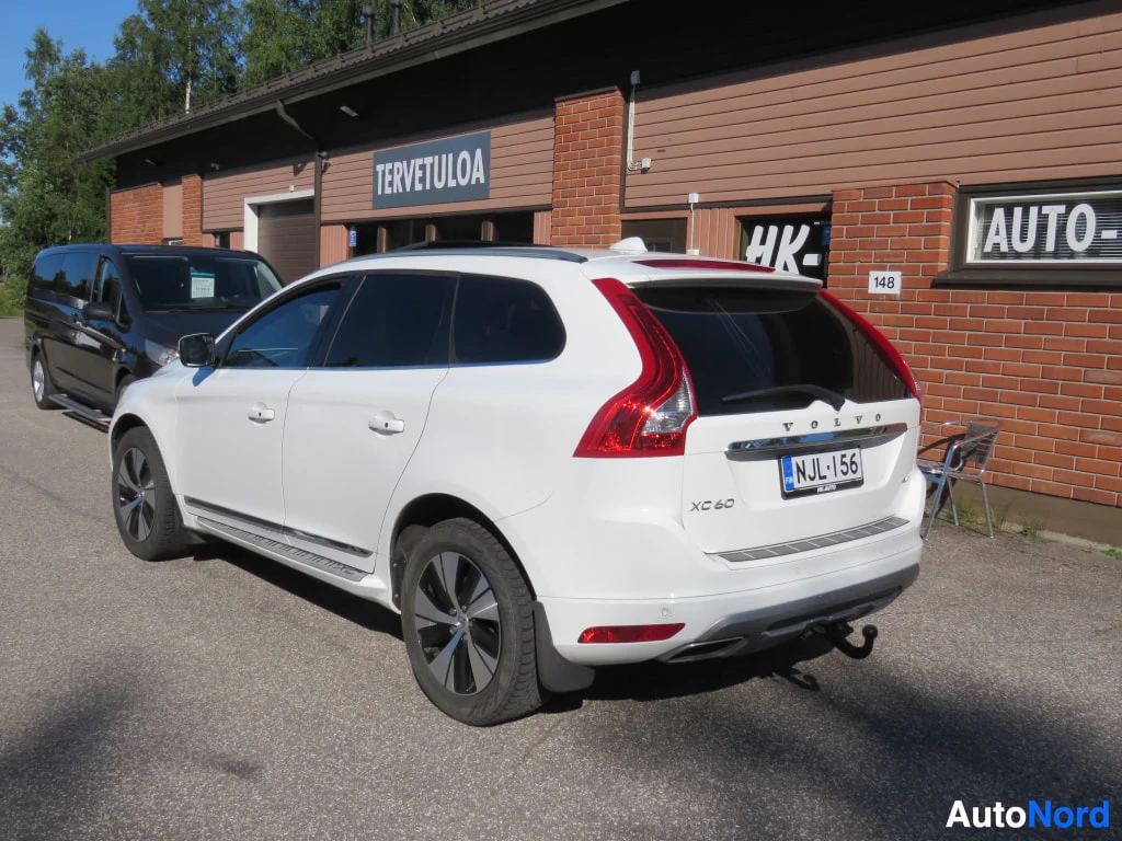 Takaviisto: Valkoisen Volvo XC60:n takakolmannes, rekisterikilpi, taakse kytketty vetokoukku.