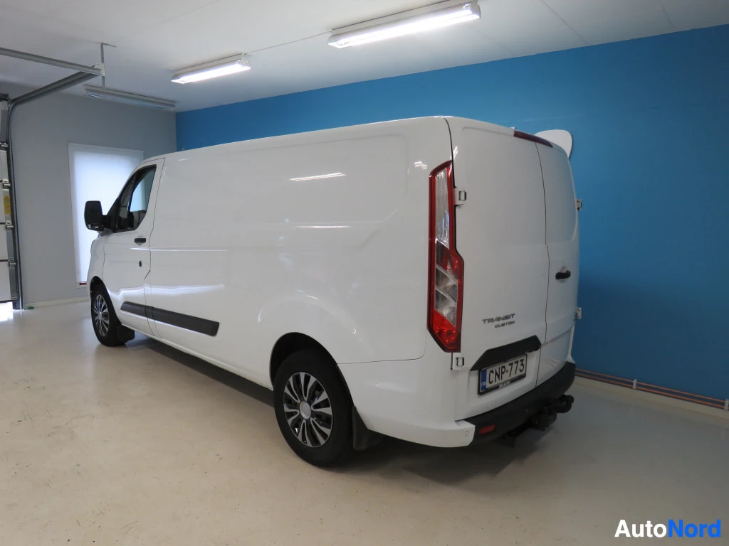 Takaviisto: Valkoisen Ford Transit Custom -pakettiauton takaosa ja kylki rekisterillä.