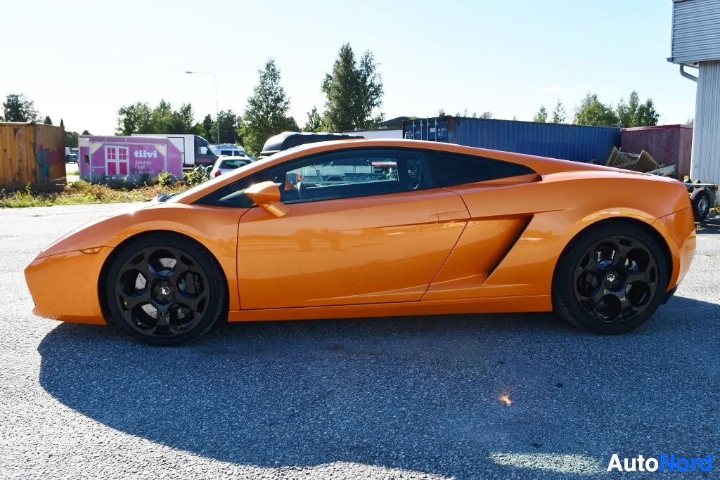 Sivulta: Oranssi Lamborghini Gallardo -urheiluauto sivulta kuvattuna, mustat vanteet.