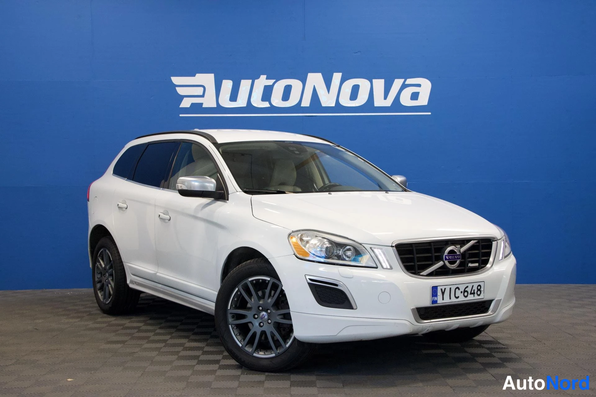 Valkoinen Volvo XC60 2012, etuviisto, keula oikealle, kuva 3