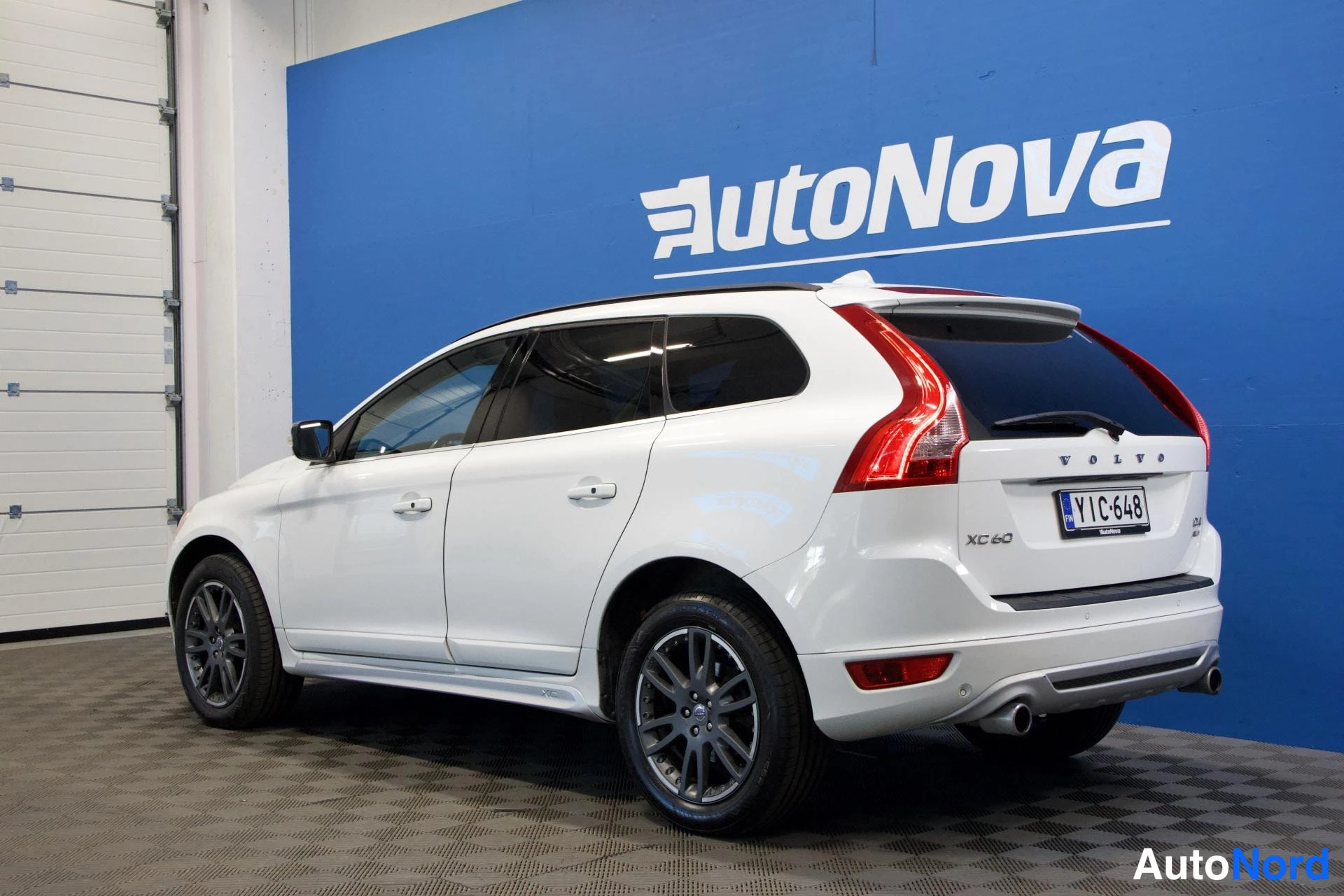 Valkoinen Volvo XC60 2012, takaviisto, kuva 7