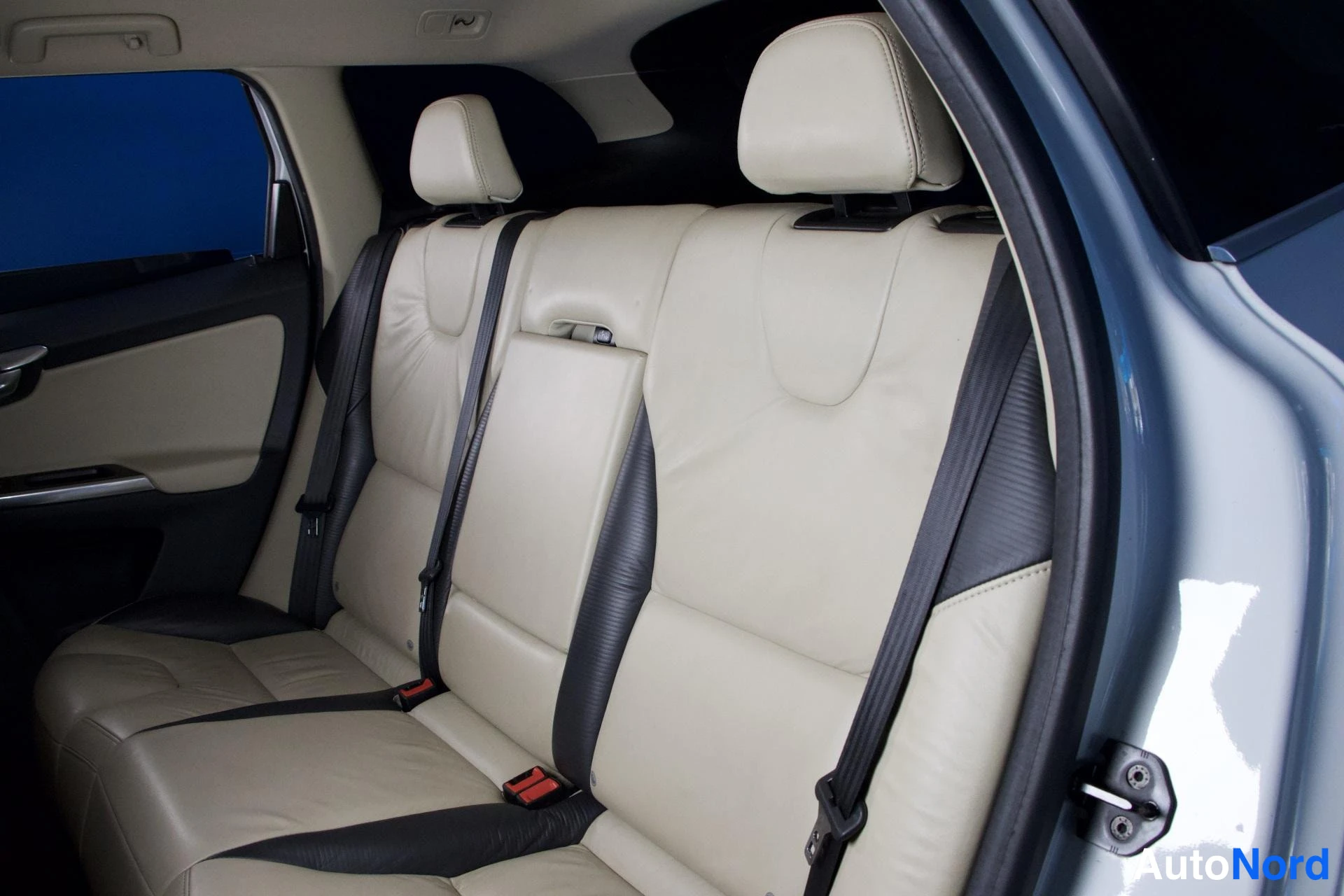Valkoinen Volvo XC60 2012, yksityiskohta, kuva 9