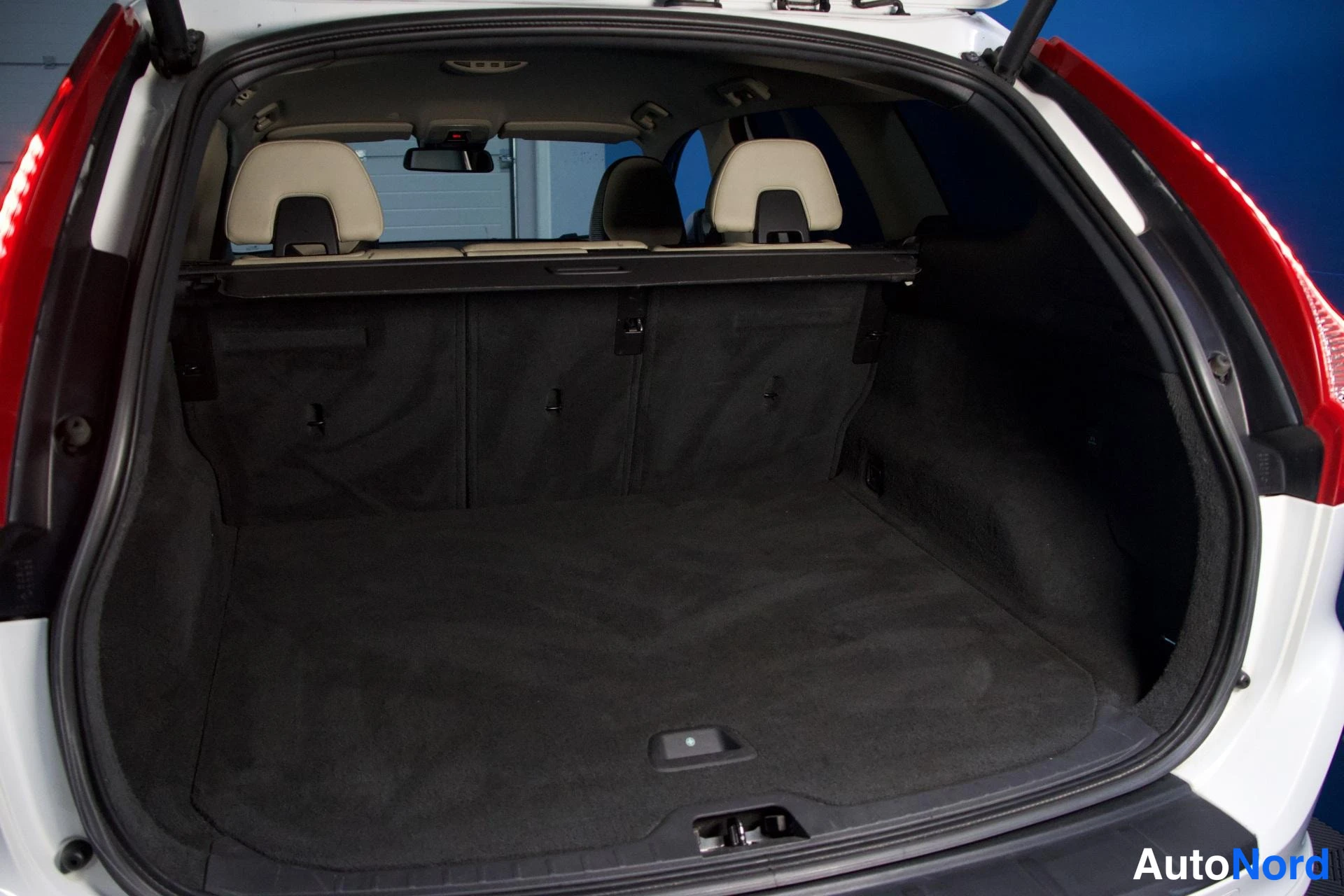 Valkoinen Volvo XC60 2012, yksityiskohta, kuva 10