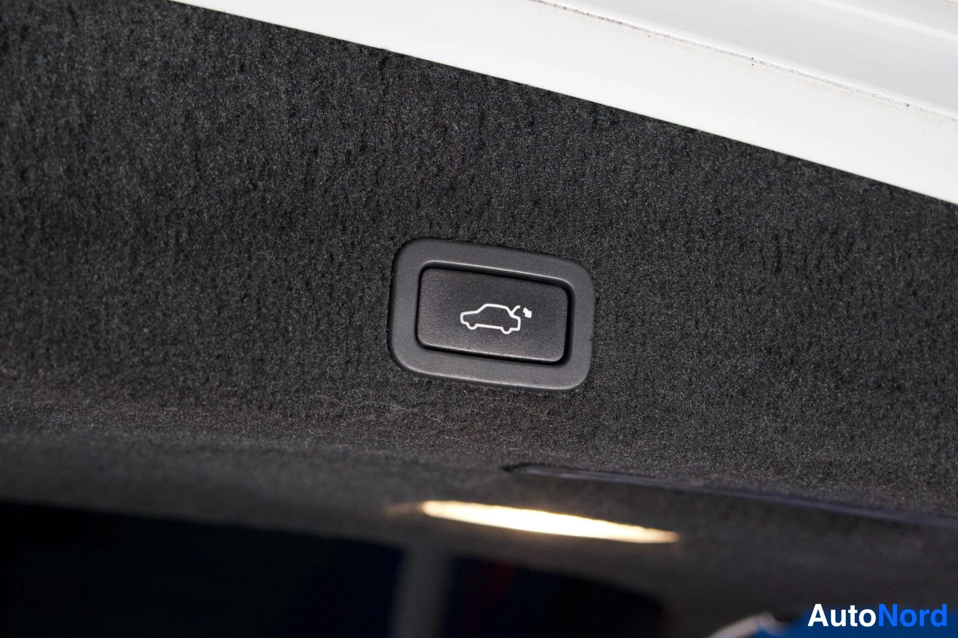 Valkoinen Volvo XC60 2012, yksityiskohta, kuva 11