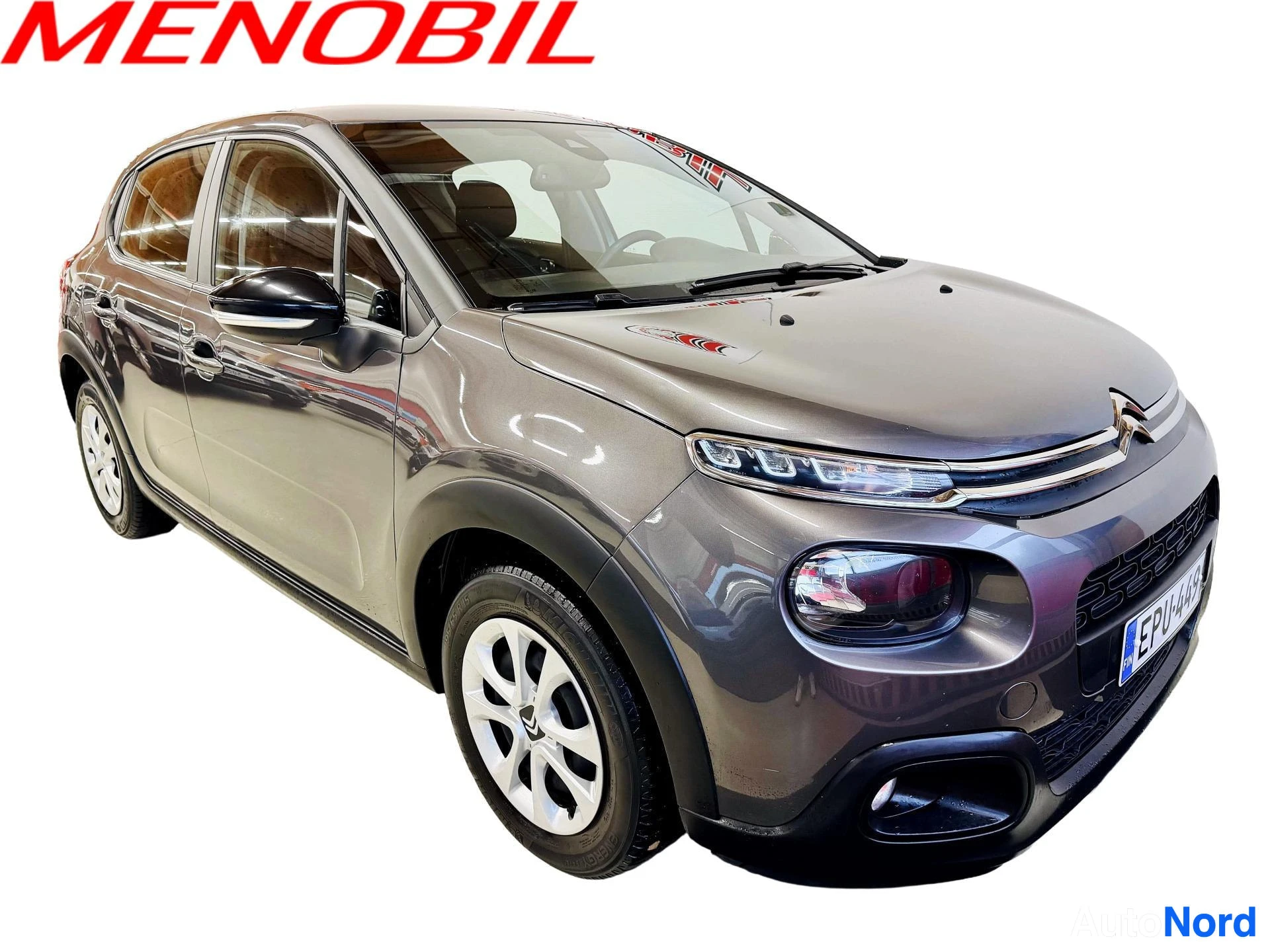 Etuviisto, nokka oikealle: Kultertumansininen Citroën C3 -henkilöauto, etu- ja oikeanpuoleinen kolmas näkymä. Auton metallivärinen karosseri on kuvattuna valkoisella taustalla, jos