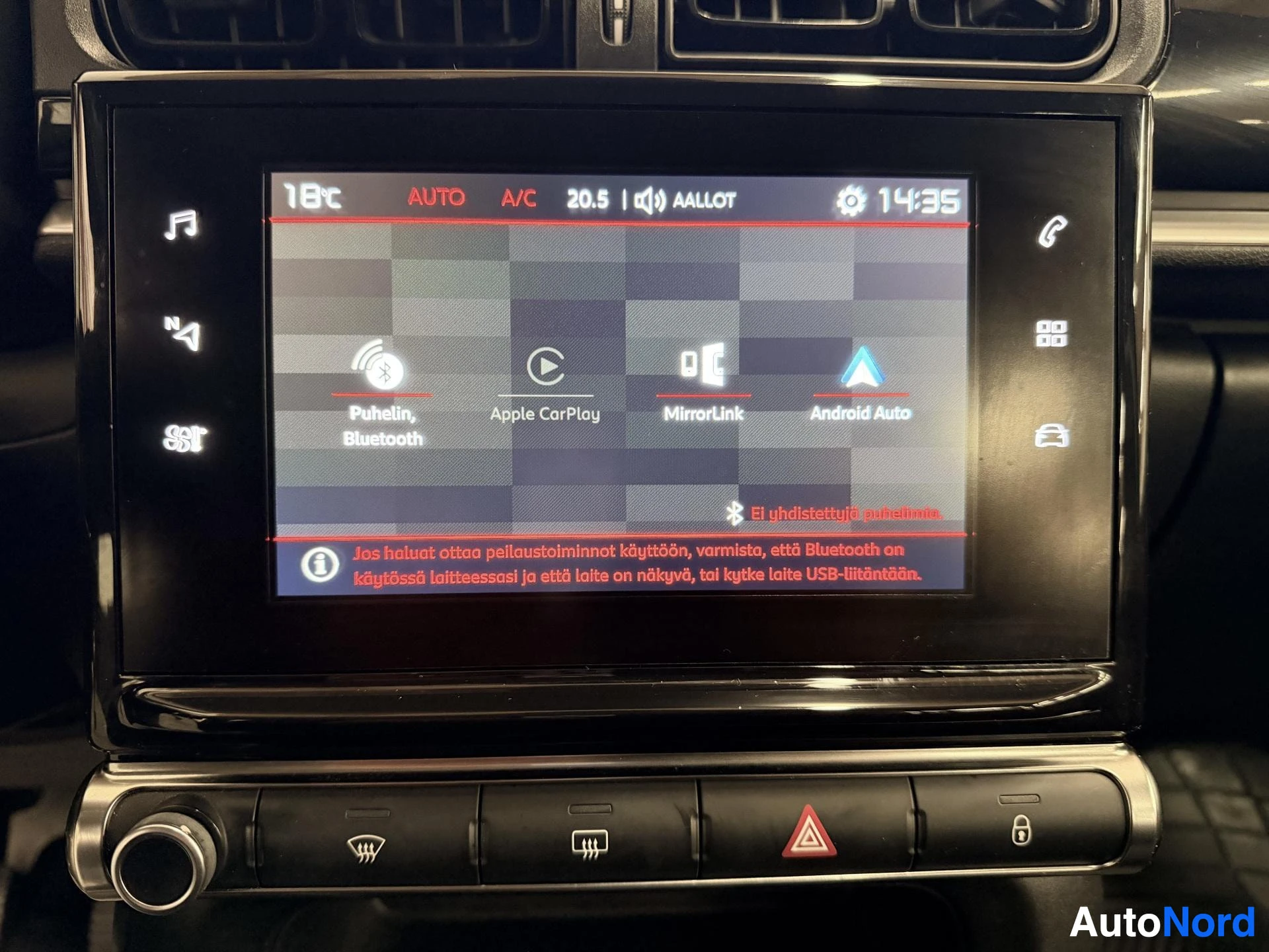 Muu: Infotainmen näyttö, jossa vaihtoehdot Puhelin Bluetooth, Apple CarPlay, MirrorLink ja Android Auto.