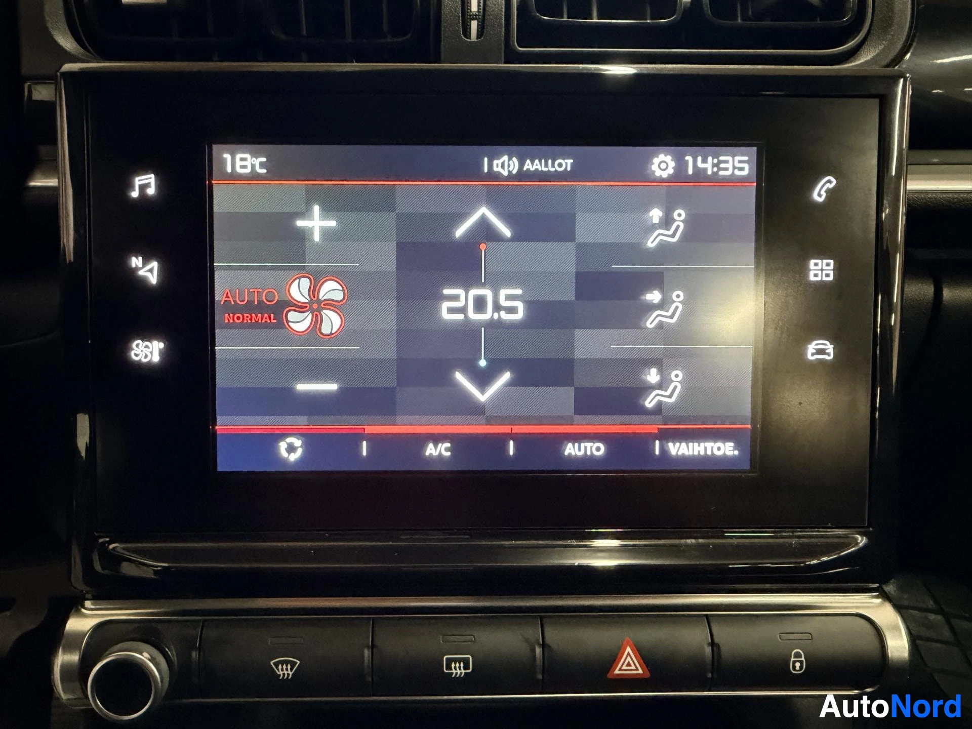 Muu: Automatisoidun ilmastoinnin näyttö, lämpötila 20,5 astetta, AUTO ja A/C valinnat.