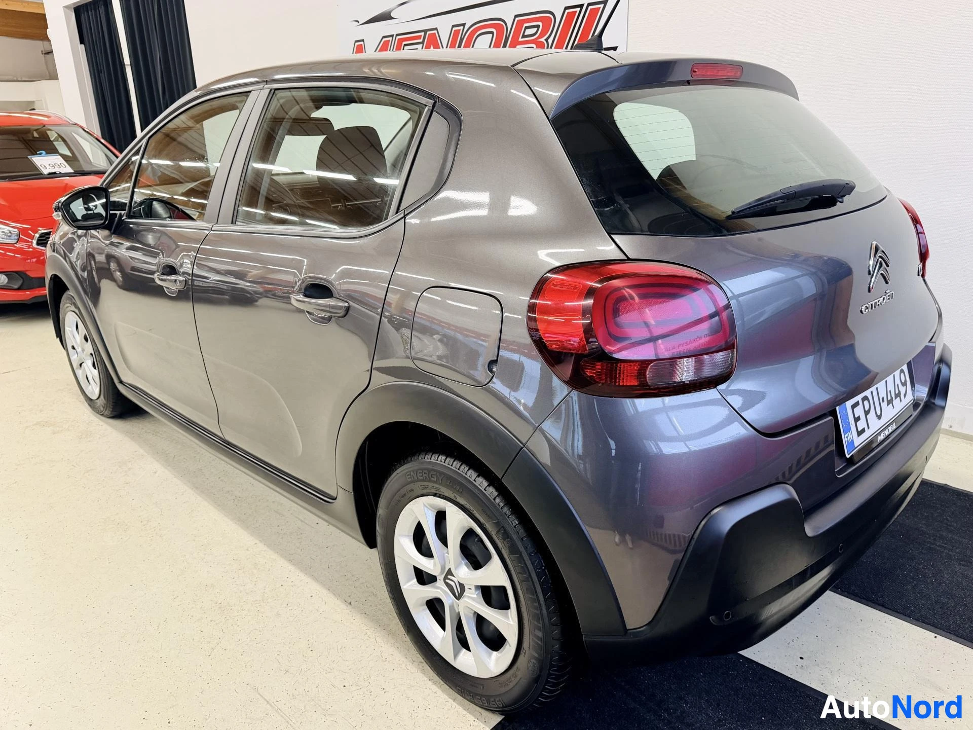 Takaviisto: Kultertumansininen Citroën C3 -henkilöauto takana ja oikealta otetussa kuvassa. Takapelti, takavalot ja rekisterikilpi '' (FIN) ovat selvästi luettavissa. Vasen
