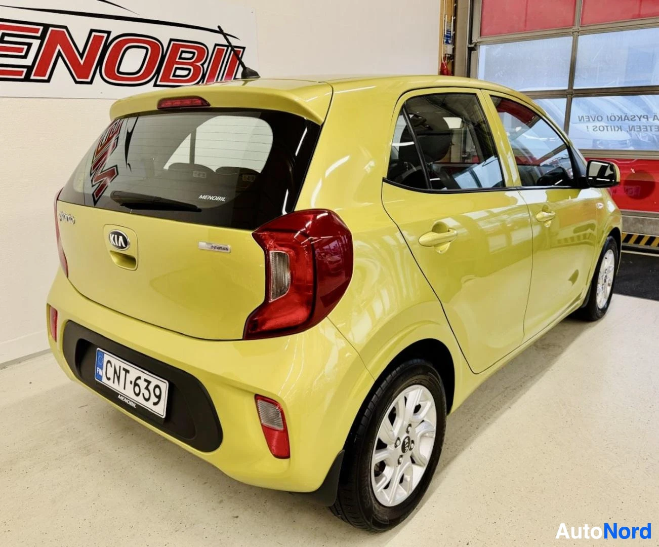 Takaviisto: Keltainen Kia Picanto takaviistosta kuvattuna, rekisteritunnus.