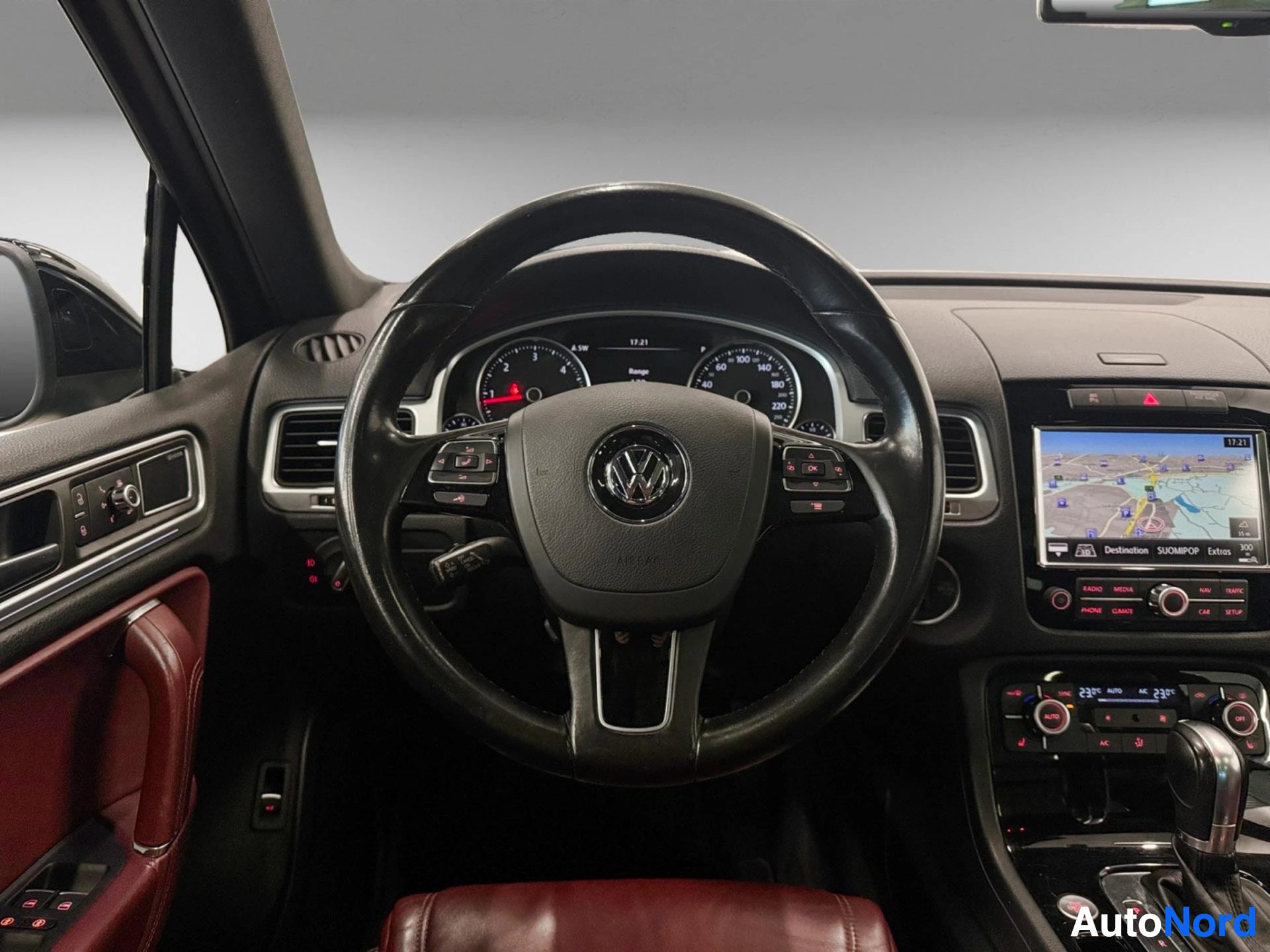 Ohjaamo: VW-ohjauspyörä, mittaristo, navigointinäyttö ja automaattivaihteen valitsin