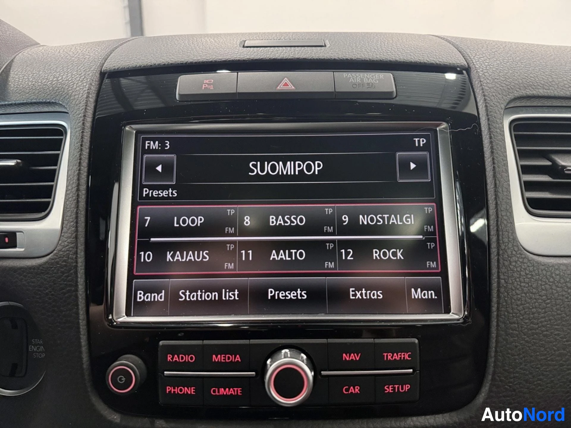 Yksityiskohta: Infotainment-näyttö radioaseman SUOMIPOP esiasetetuilla kanavilla.