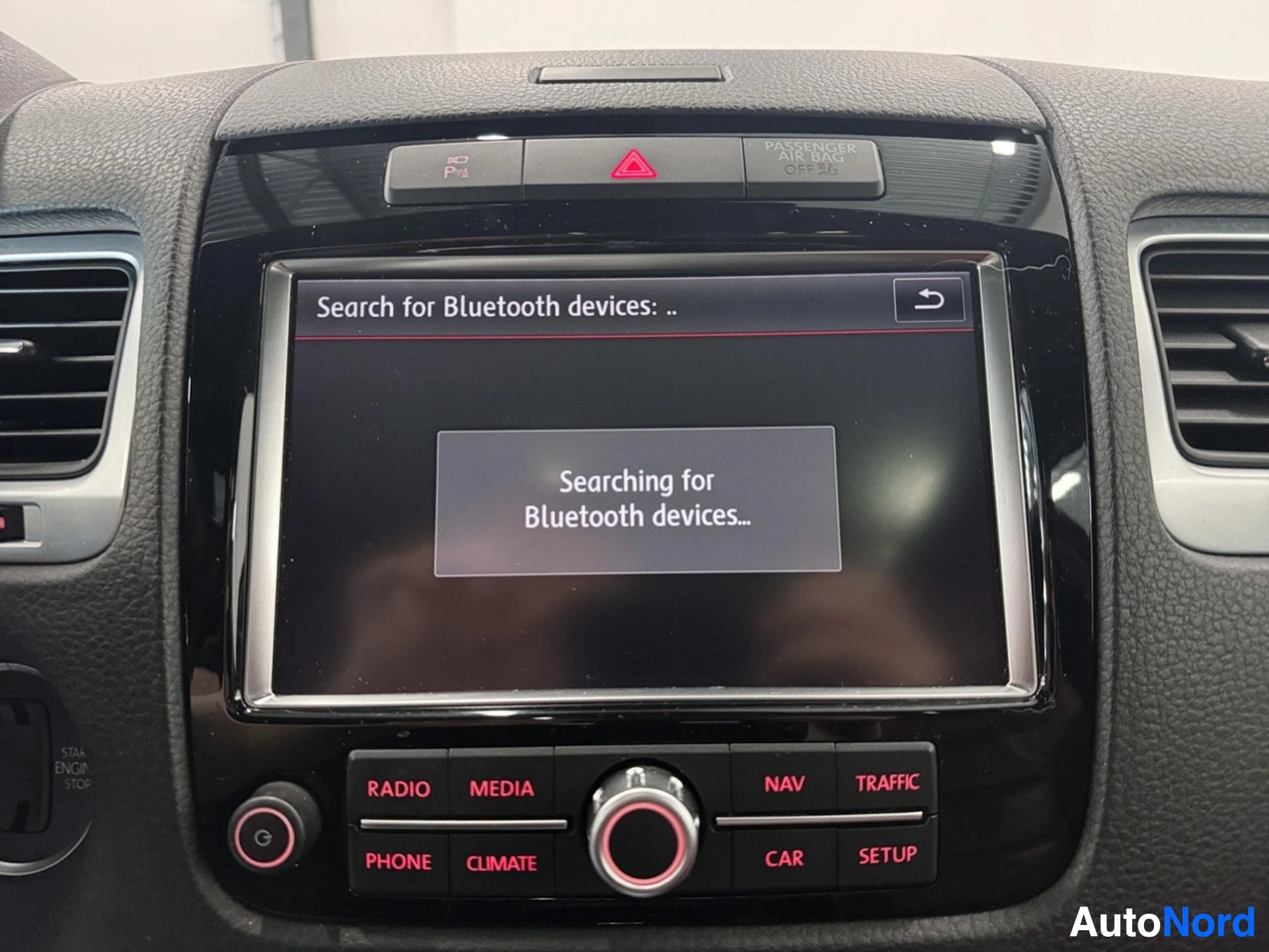 Yksityiskohta: Infotainment-näyttö etsii Bluetooth-laitteita.