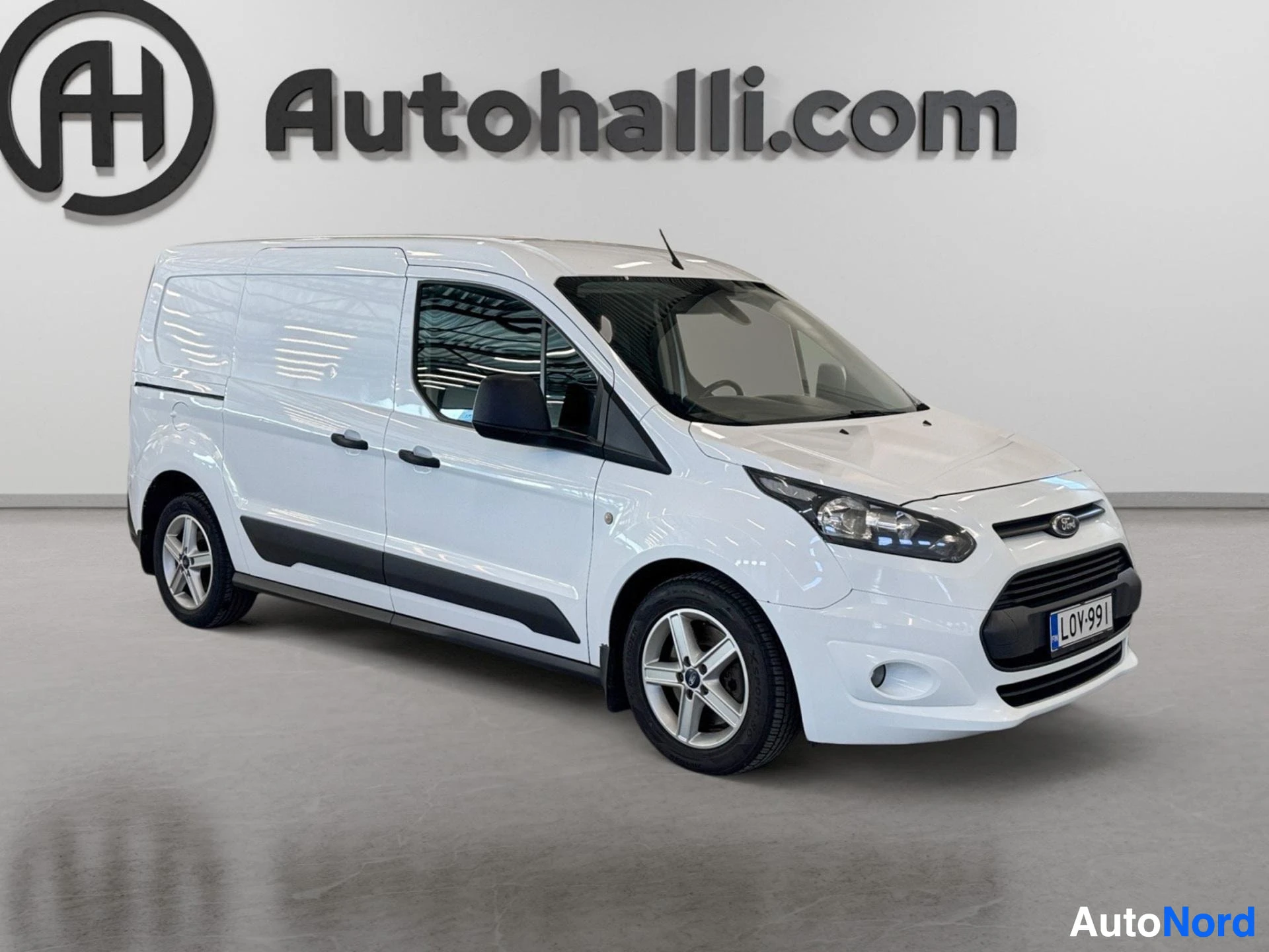 Etuviisto, nokka oikealle: Valkoinen Ford Transit Connect -pakettiauto kolmanneskulmassa edestä oikealta, kokonaisuus näkyvissä sisätiloissa.