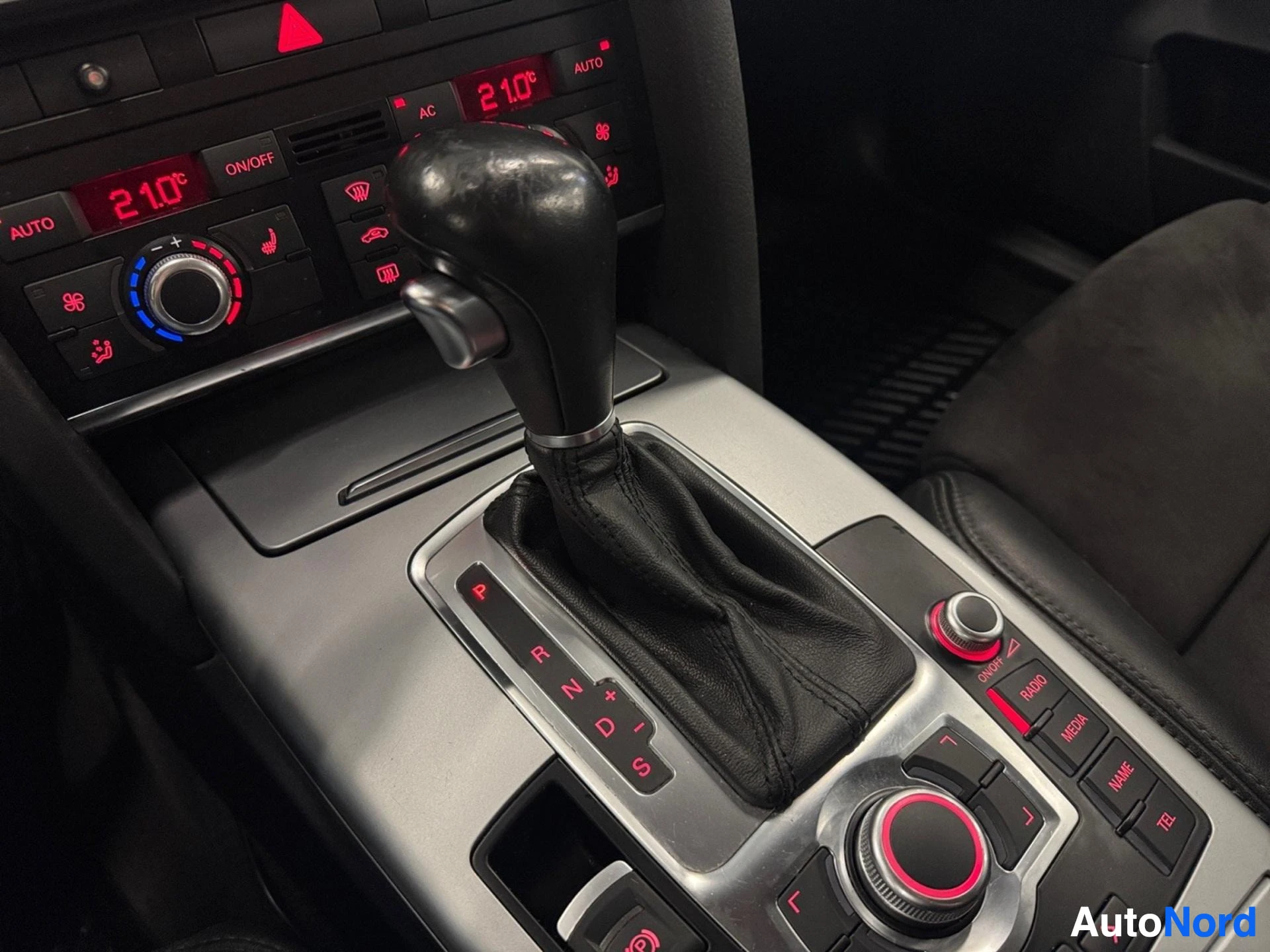 Ohjaamo: Audi A6:n sisätiloissa keskikonsoli, automaattivaihteen valitsin ja kaksivyöhykeilmastointi.