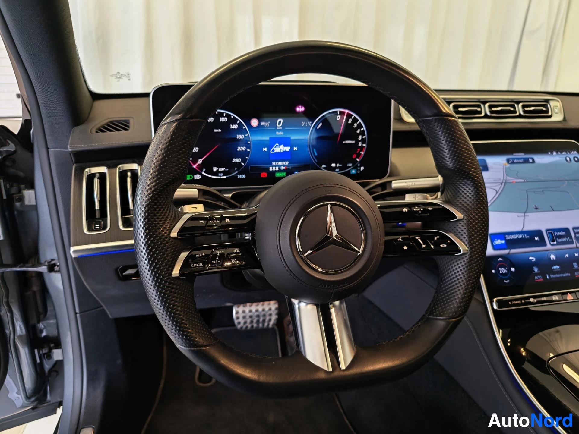 Muu: Mercedes-ohjautuväri, digitaalinen mittaristo ja keskinäyttö