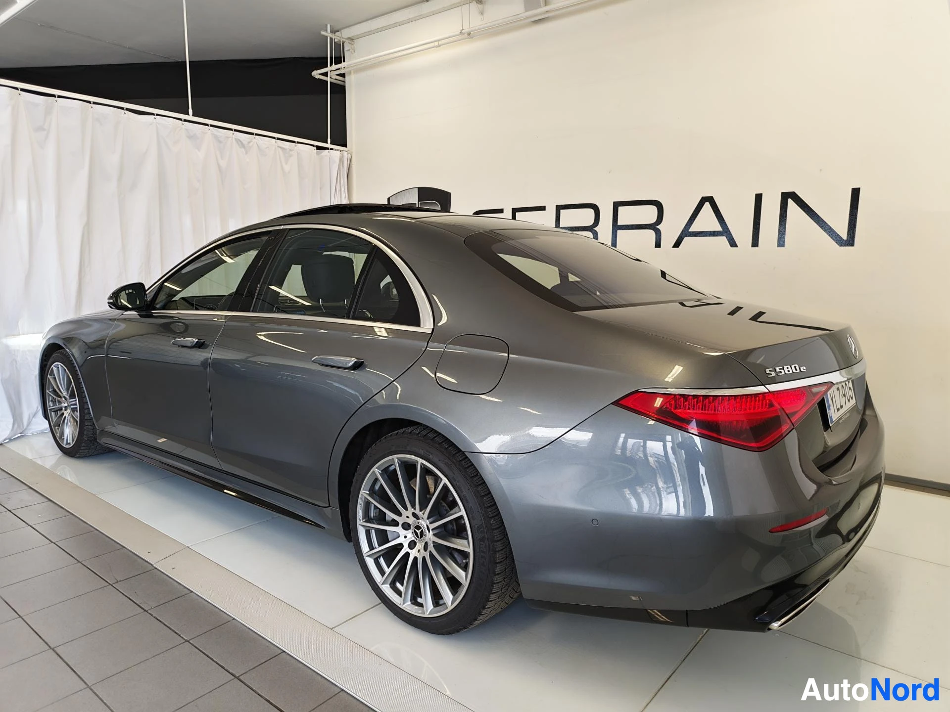 Takaviisto: Mercedes-Benz S-luokan sedan takaizisto oikealta, S 580 e -merkintä takaluukussa, tummanharmaa kori.