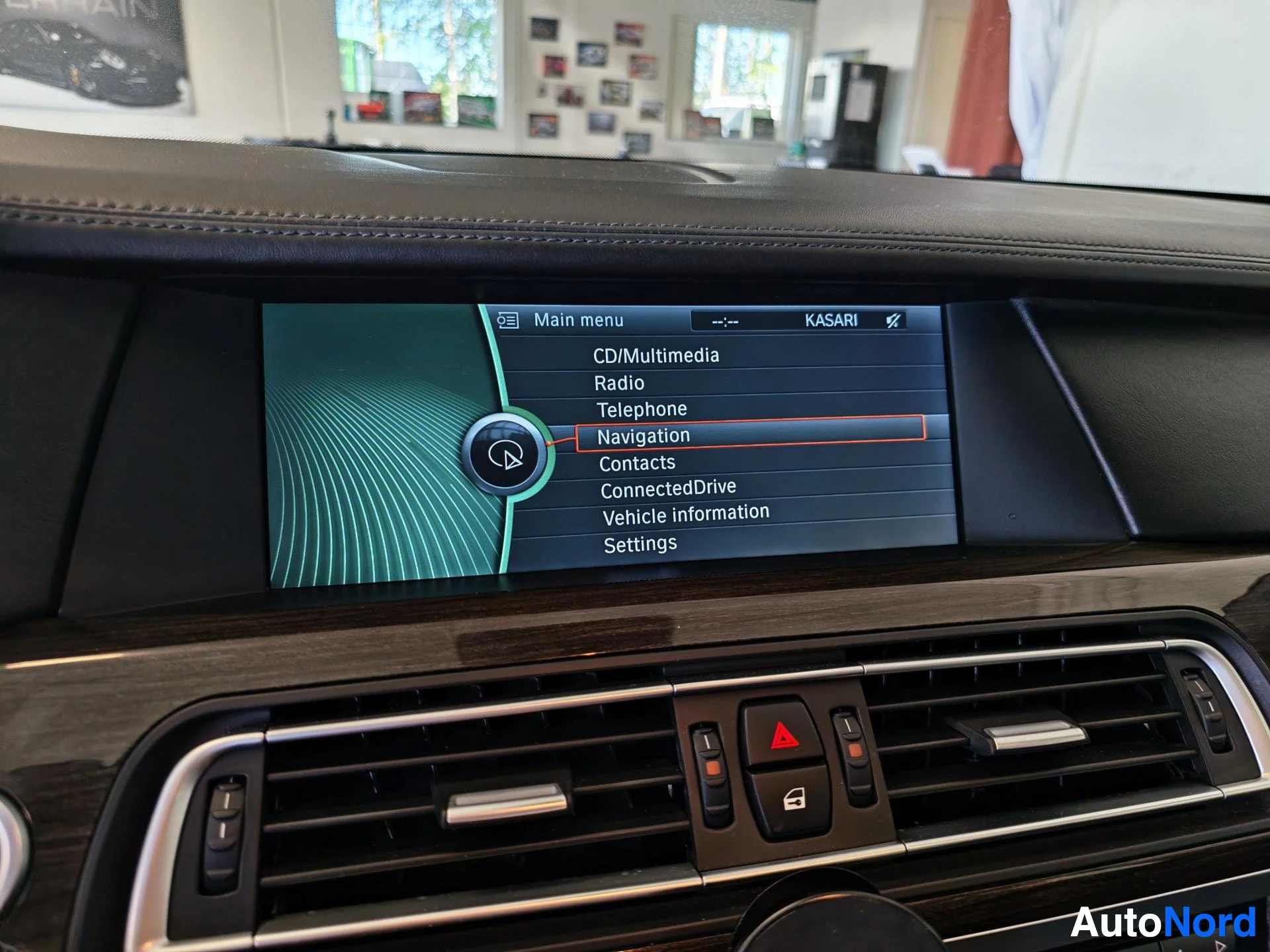 Ohjaamo: Infotainment-järjestelmän päävalikko vaihtoehdoilla CD/Multimedia, Radio, Telephone, Navigation.