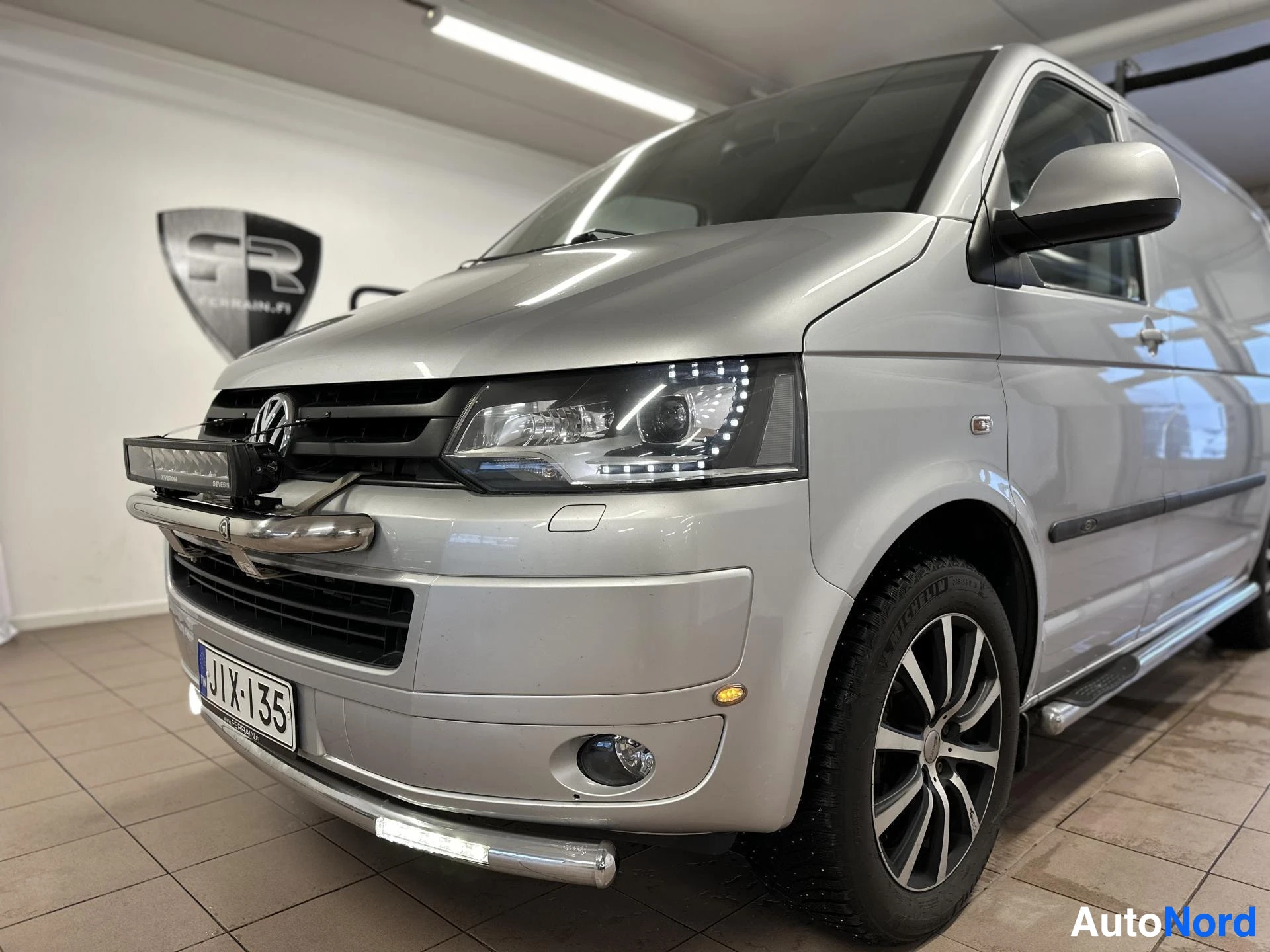 Etuviisto, nokka vasemmalle: Volkswagen Transporter -pakettiauto etupää lähikuva avaimella ja ikkunoilla.