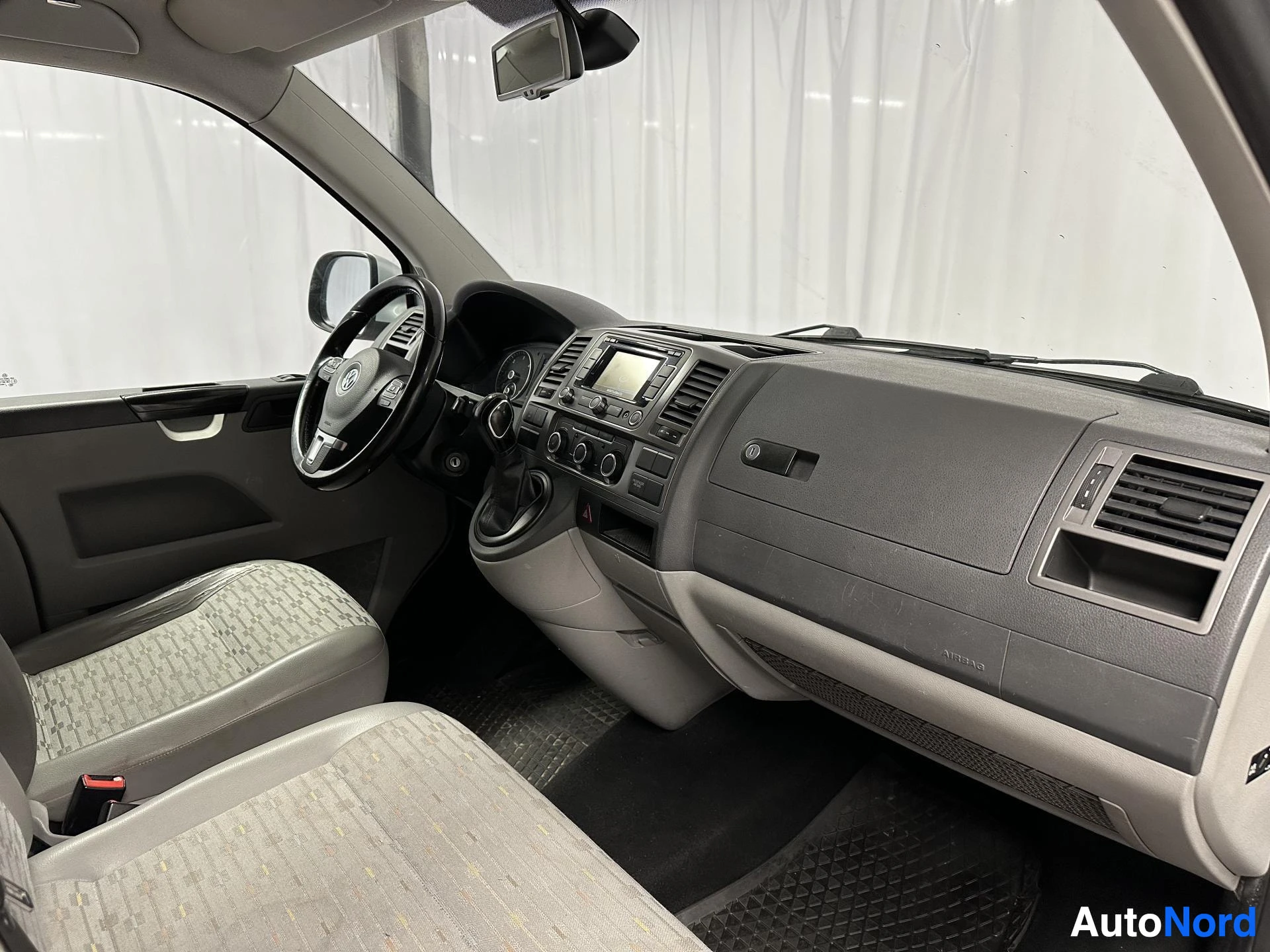 Muu: Kojelauta kuljettajan puolelta: VW-ohjauspyörä, keskikäyttöpaneeli ja infotainment-näyttö.
